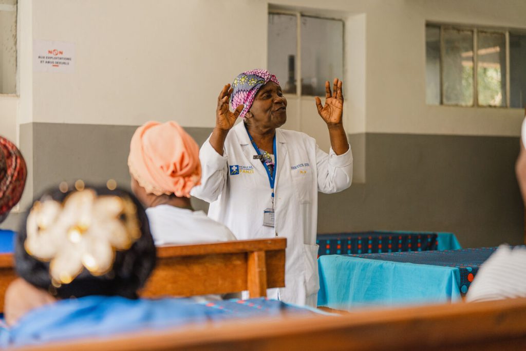 Psihosocialna delavka Esther Munyerenkana vodi skupinsko razpravo z žrtvami, DR Kongo.