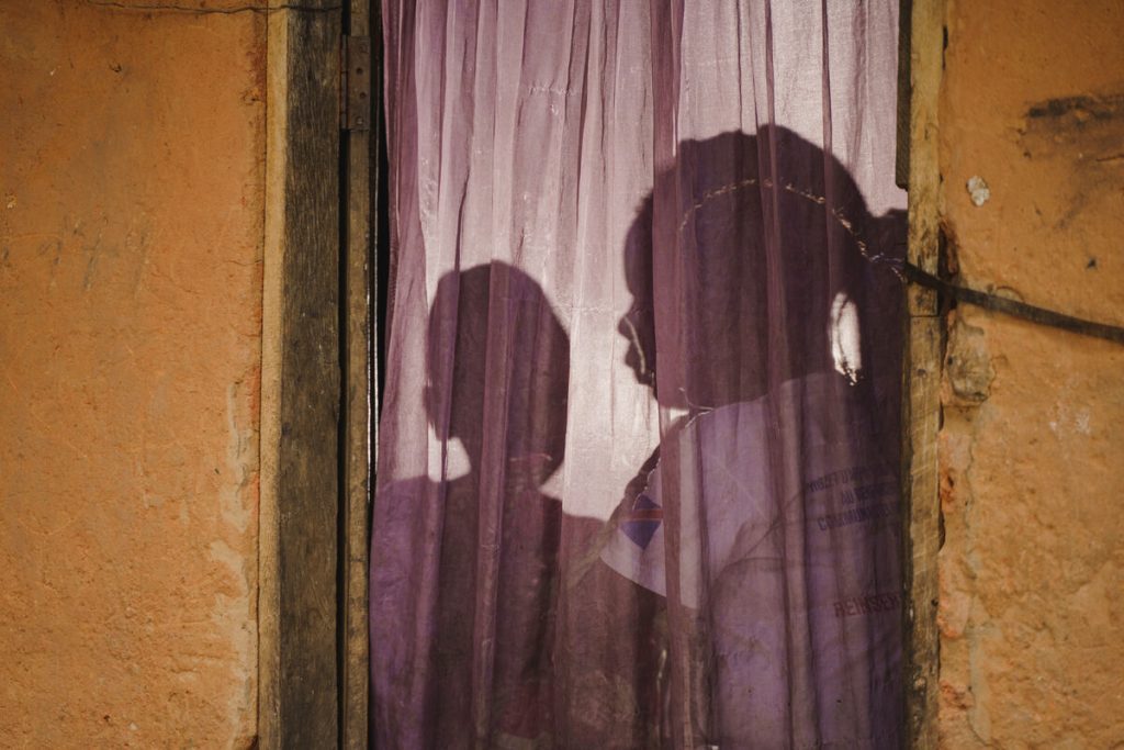 Agnès*, 23, mati štirih otrok, sedi z eno od svojih hčera v svojem domu v Kanangi, DR Kongo.