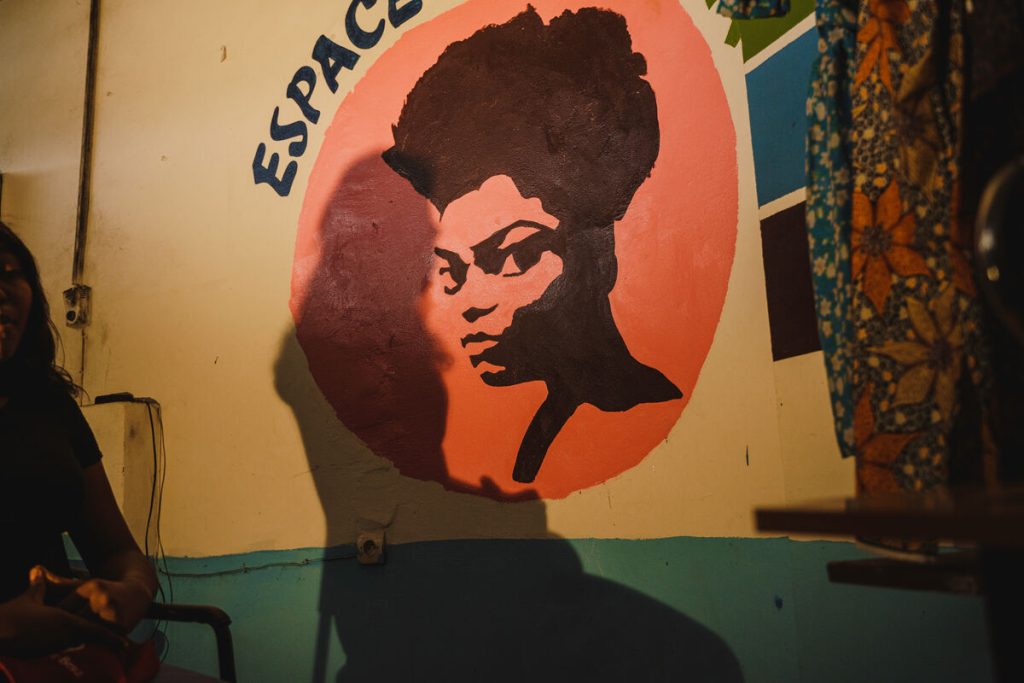 Teraline*, stara 18 let, sedi v varnem prostoru Toyokana, ki ga podpira UNICEF v Kalamu, priljubljeni četrti v Kinšasi, DR Kongo.