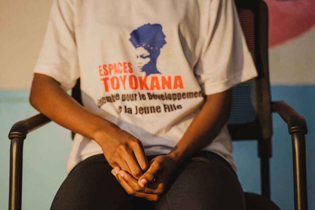 Deklica sedi v varnem prostoru Toyokana, ki ga podpira UNICEF v Kalamu.