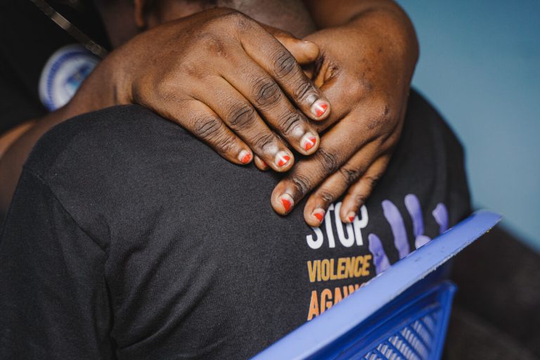 Objem odraslega in otroka v varnem prostoru Toyokana, ki ga podpira UNICEF, DR Kongo.