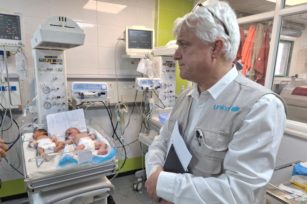 Regionalni direktor UNICEF-a za Bližnji vzhod in Severno Afriko Edouard Beigbeder med obiskom oddelka za intenzivno nego novorojenčkov in otrok v bolnišnici Nasser, kjer opremo in material zagotavlja UNICEF, 21. oktobra 2025.