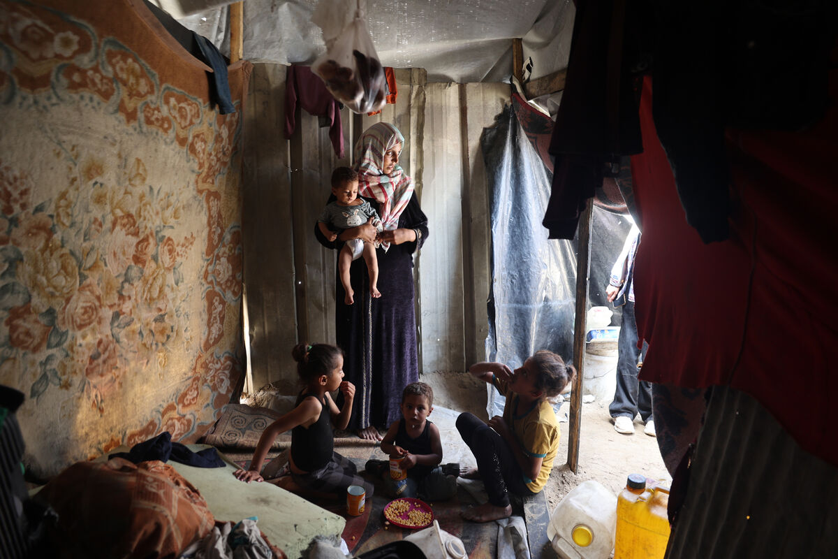 Mati Fatima iz Gaze s svojimi 4 otroci v začasnem prostoru.