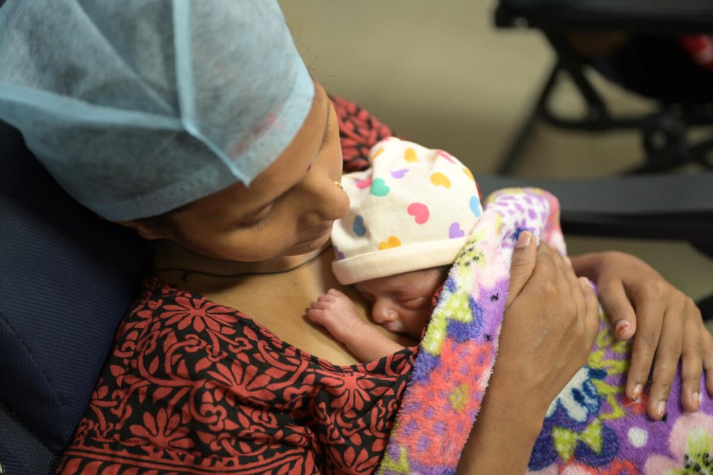 Mama Mahima v enoti za posebno nego novorojenčkov v bolnišnici v Lucknowu (Uttar Pradesh, Indija) med kengurujsko nego z nedonošenčkom.