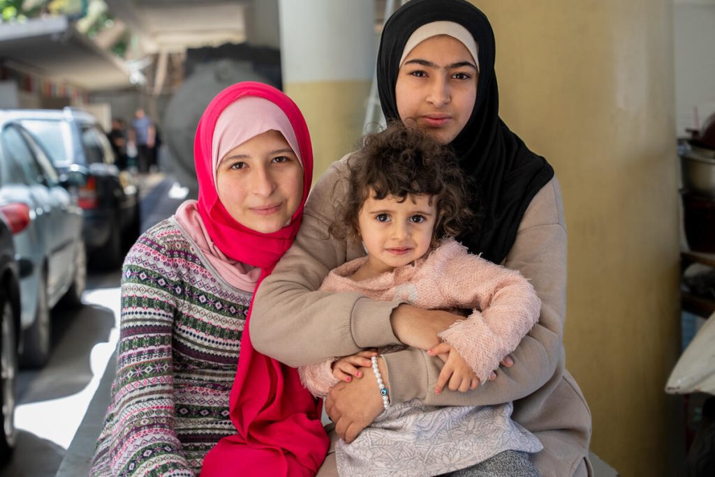 V šoli Omar Faroukh v Bejrutu v Libanonu trenutno biva več sto notranje razseljenih ljudi, ki so pobegnili pred nasiljem, med njimi so tudi 13-letna Zeinab, 2-letna Fatima in 12-letna Fadak.