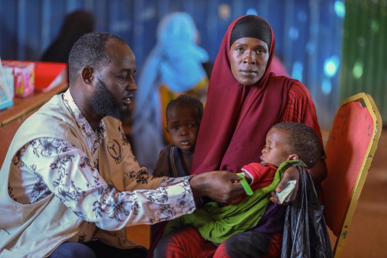 Habiba je zaradi suše izgubila živino in pridelke, nato pa je sedem dni hodila do Dollowa, da bi svojim podhranjenim otrokom zagotovila zdravljenje. Prehranski center v taborišču za notranje razseljene osebe nudi pomoč otrokom in družinam, prizadetim zaradi suše in razseljevanja.