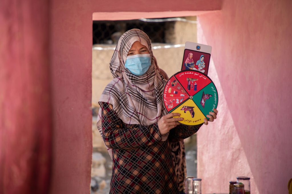 29-letna Farzia, zdravstvena delavka v zdravstvenem centru v vasi Bochi, materam v zdravstvenem centru, v vasi Bochi, v Afganistanu, svetuje in razlaga načrt prehrane za preprečevanje bolezni.