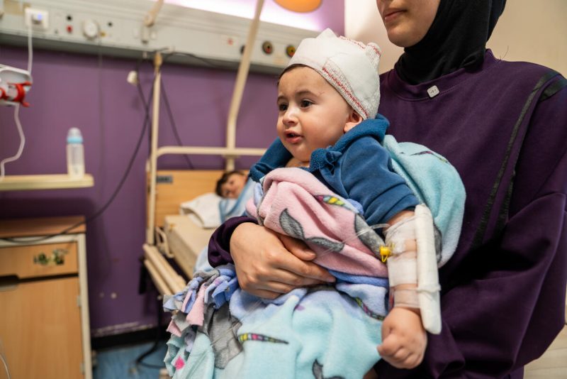 10-mesečni Ahmad med zdravljenjem v bolnišnici Rafic Hariri v Bejrutu, potem ko je bil 8. aprila letos poškodovan v izraelskem zračnem napadu v bližini svojega doma na jugu Bejruta. 