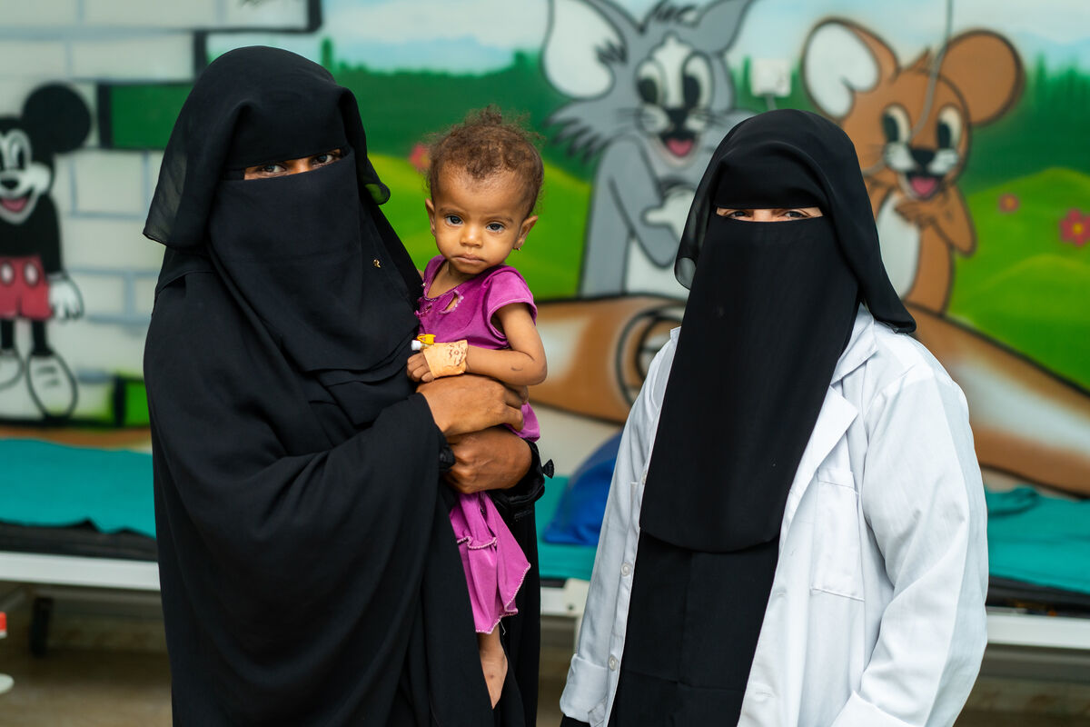 Dr. Ahlam z mlado Nadio in njeno mamo Mariam v centru za terapevtsko prehrano, ki ga podpira UNICEF, v Jemnu.