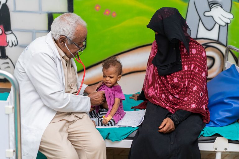 Dr. Abdullah v zdravstvenem centru Al-Khawkhah posluša srčni utrip male Nadie.