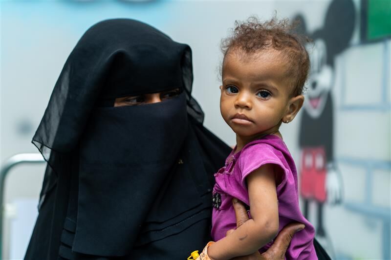 1-letna Nadia in njena mama Mariam v centru za terapevtsko prehrano, ki ga podpira UNICEF, v Al-Khawkhi, Hudaydah.
