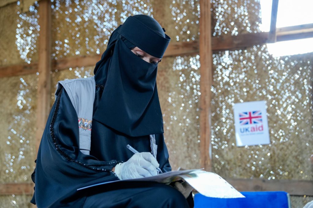 Dr. Zahra skrbno dopolnjuje kartoteko za spremljanje pacientov v taborišču za notranje razseljene osebe Al-Atira v Lahju.