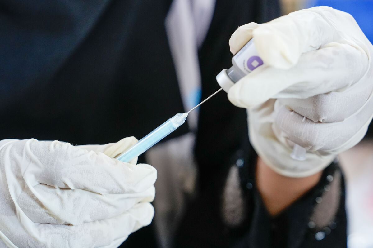 Na fotografiji so roke zdravnice, ki v mobilni ambulanti v taborišču za notranje razseljene osebe Al-Atira v provinci Lahj skrbno pripravlja odmerek zdravila.