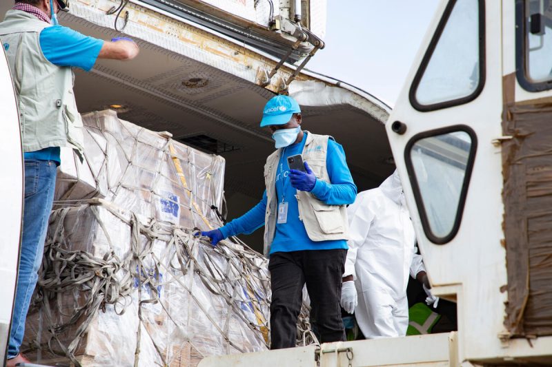 Na letališče v Bunii v provinci Ituri v DR Kongu je 28. maja prispela UNICEF-ova prva mednarodna pošiljka nujne pomoči za boj proti eboli.