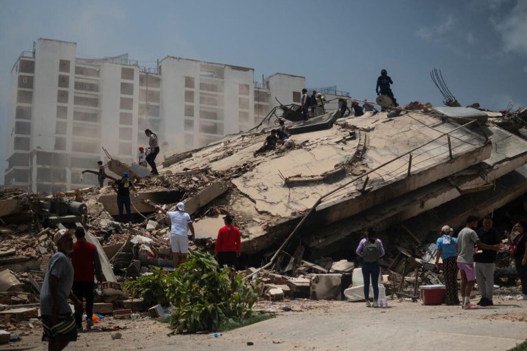 Skupine preiskujejo ruševine v zvezni državi La Guaira v Venezueli, potem ko sta 24. junija dva močna potresa povzročila zrušenje hiš in drugih stavb. Na tisoče ljudi še vedno pogrešajo, številni pa morda še vedno iščejo svoje bližnje, ujete pod ruševinami.