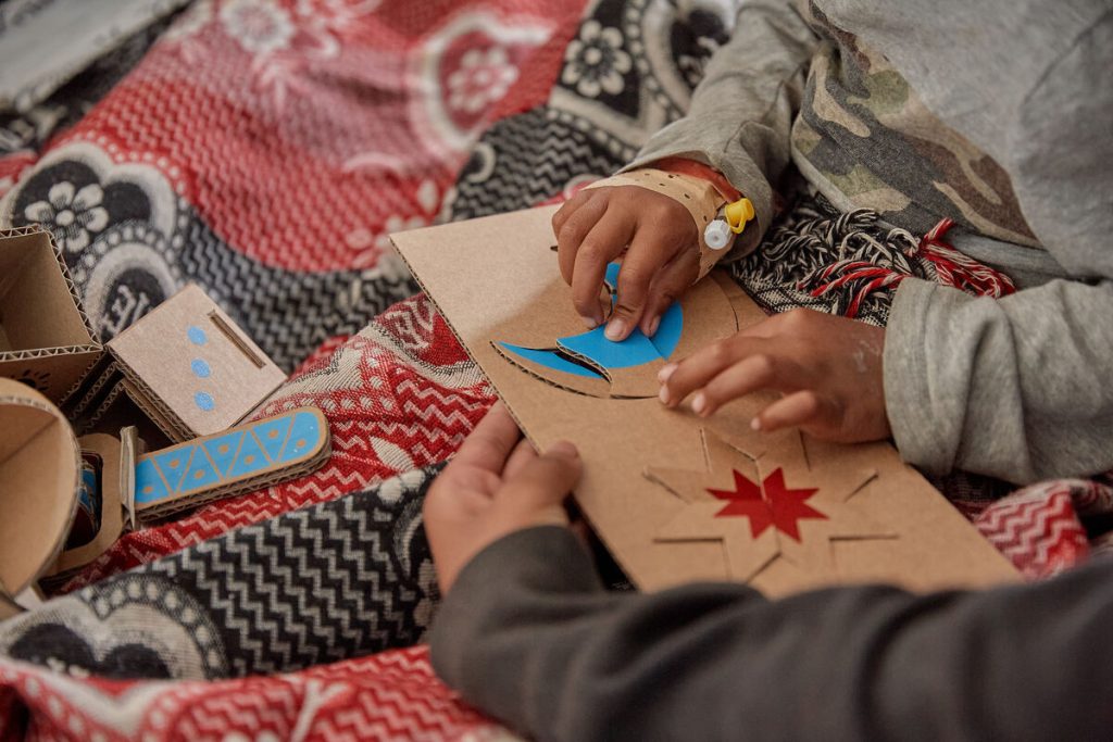 5-letna Fifaliana, ena od bolnic v bolnišnici, preizkuša igrače, ki so nastale v sodelovanju med LEGO-m in UNICEF-om.