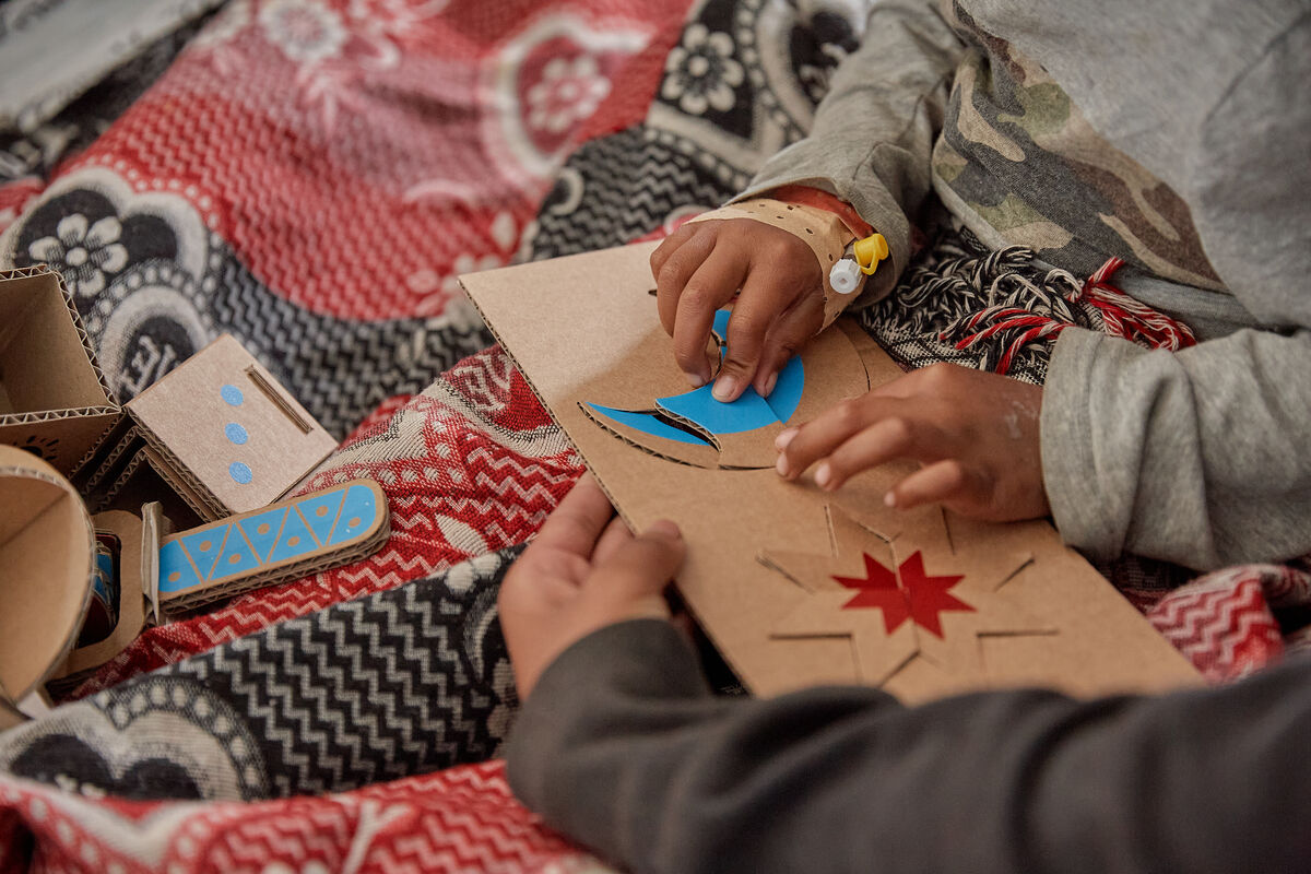 5-letna Fifaliana, ena od bolnic v bolnišnici, preizkuša igrače, ki so nastale v sodelovanju med LEGO-m in UNICEF-om.