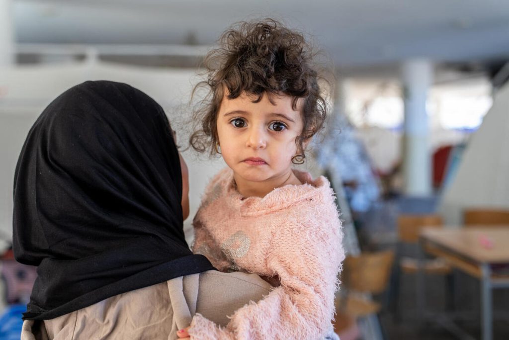 2-letna Fatima in 12-letna Fadak iz Libanona v eni od šol v Bejrutu, v kateri bivajo razseljene družine.