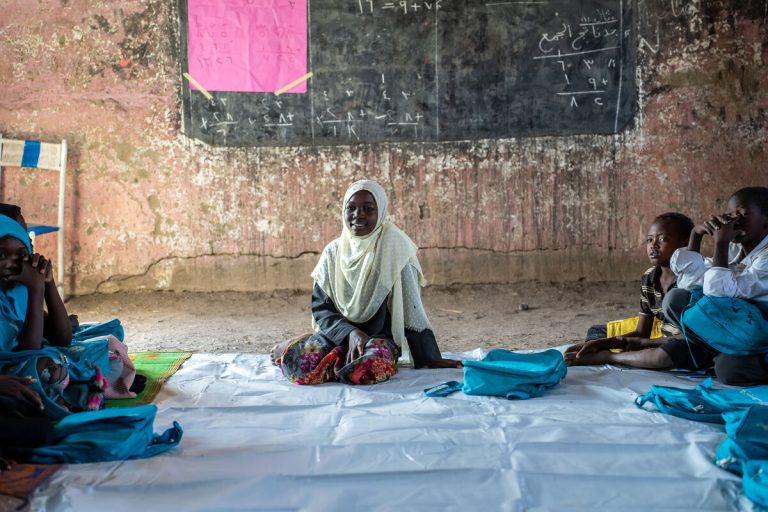 11-letna Marwa na psihosocialni delavnici v centru Makanna, ki ga podpira UNICEF, v mešani osnovni šoli Salamt Al Bey.