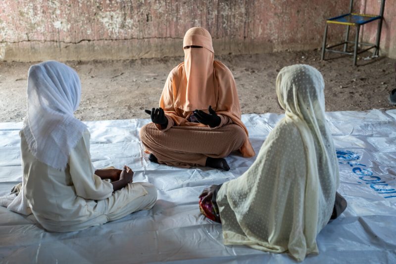 11-letna Marwa in njena sestra na zasebnem pogovoru s Fatumo, usposobljeno socialno delavko v organizaciji Makanna, ki jo podpira UNICEF.