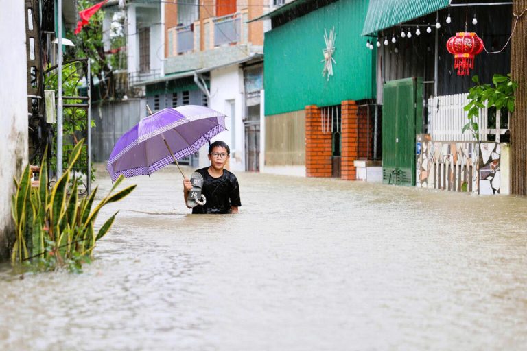 Septembra lani je osrednji Vietnam prizadel tropski ciklon Bualoi. 15-letni Hoang Trung Thanh stoji na poplavljenem območju v okrožju Truong Vinh v mestu Vinh, v provinci Nghe An.