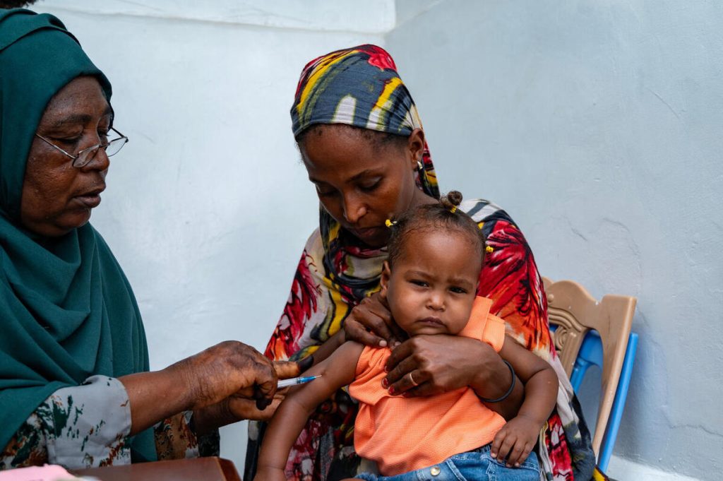 Akcija cepljenja otrok v zdravstvenem centru Al Thorwa v zvezni državi Kasala v Sudanu, 10. aprila 2025.