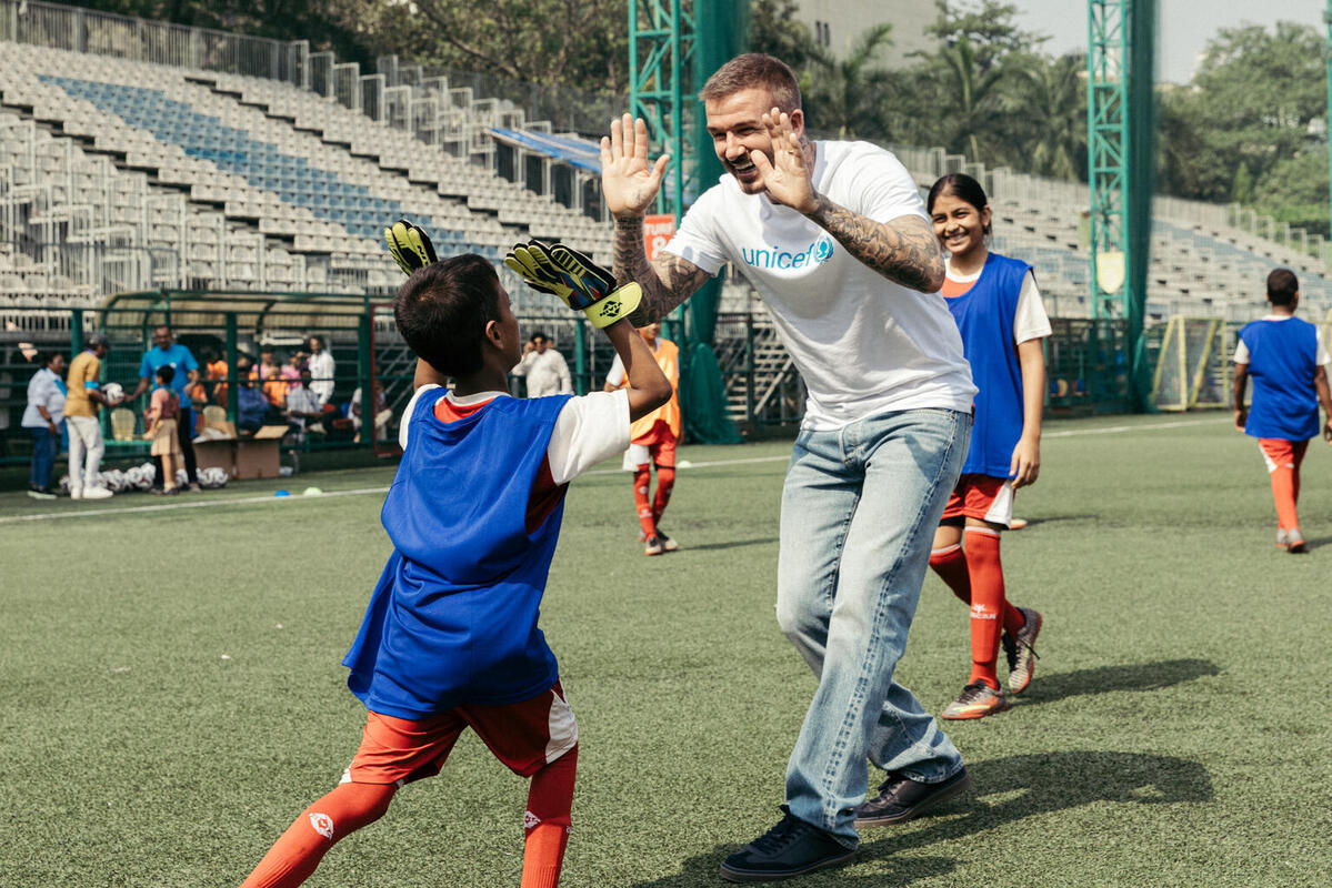 Ambasador dobre volje UNICEF-a, sir David Beckham, je v družbi otrok iz prikrajšanih skupnosti, na nogometnem igrišču.