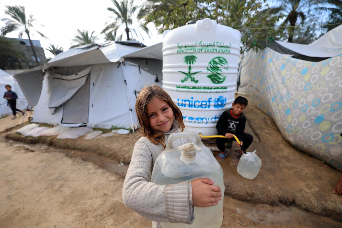 Deklica iz Gaze, s čisto pitno vodo, ki jo je zagotovil UNICEF.