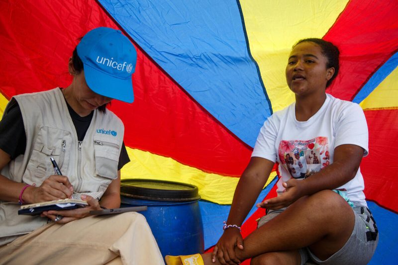 16-letna Gabriela iz Venezuele v UNICEF-ovem varnem prostoru govori z UNICEF-ovo prostovoljko.