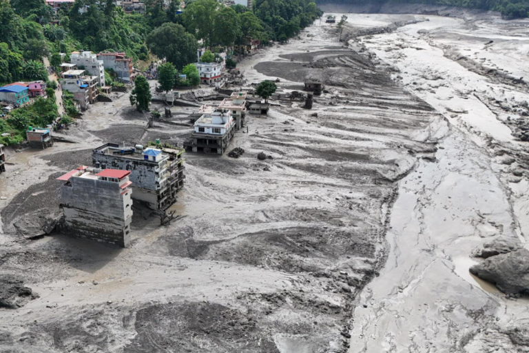 Hude poplave so opustošile skupnosti v nepalskem okrožju Rasuva ob meji med Nepalom in Tibetom.