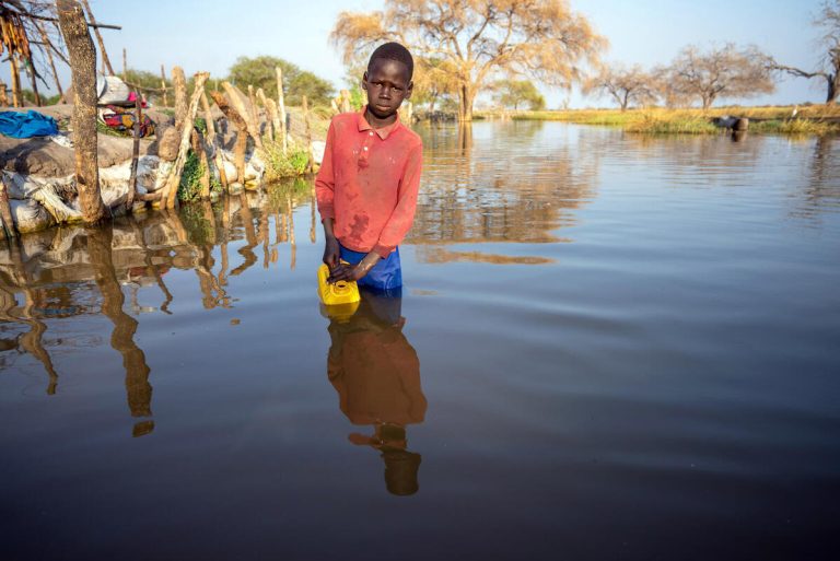 13-letni Mathiei Makuol zajema onesnaženo vodo iz poplavljenega območja v vasi Panyagor v zvezni državi Jonglei v Južnem Sudanu.