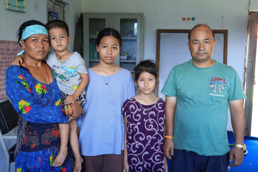 Bhagawati Nagarkoti s svojimi otroki Sajanom, Soniko in Moniko ter možem Somom Bahadurjem. 5-članska družina je našla zatočišče v šoli v okrožju Nuvakot v Nepalu, potem ko so poplave uničile njihove domove in okoliško območje.