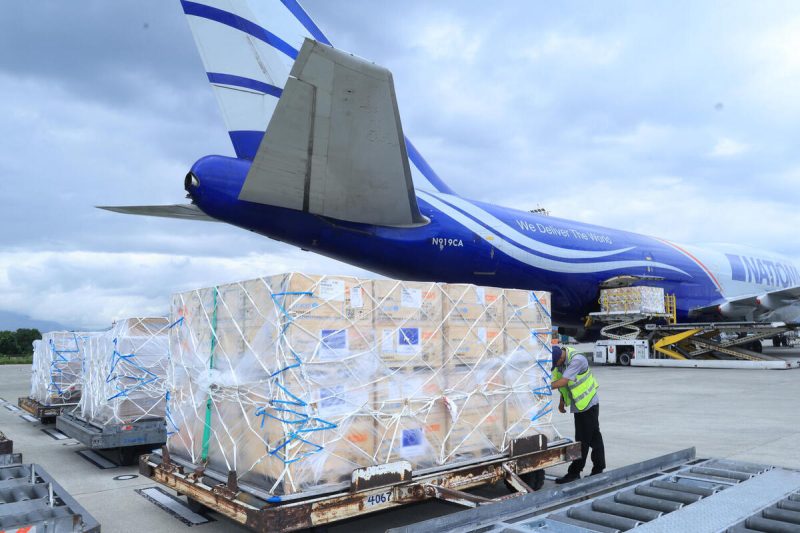 V Katmandu je prispelo letalo s 84 tonami nujno potrebne humanitarne pomoči za otroke in družine po poplavah v Nepalu.