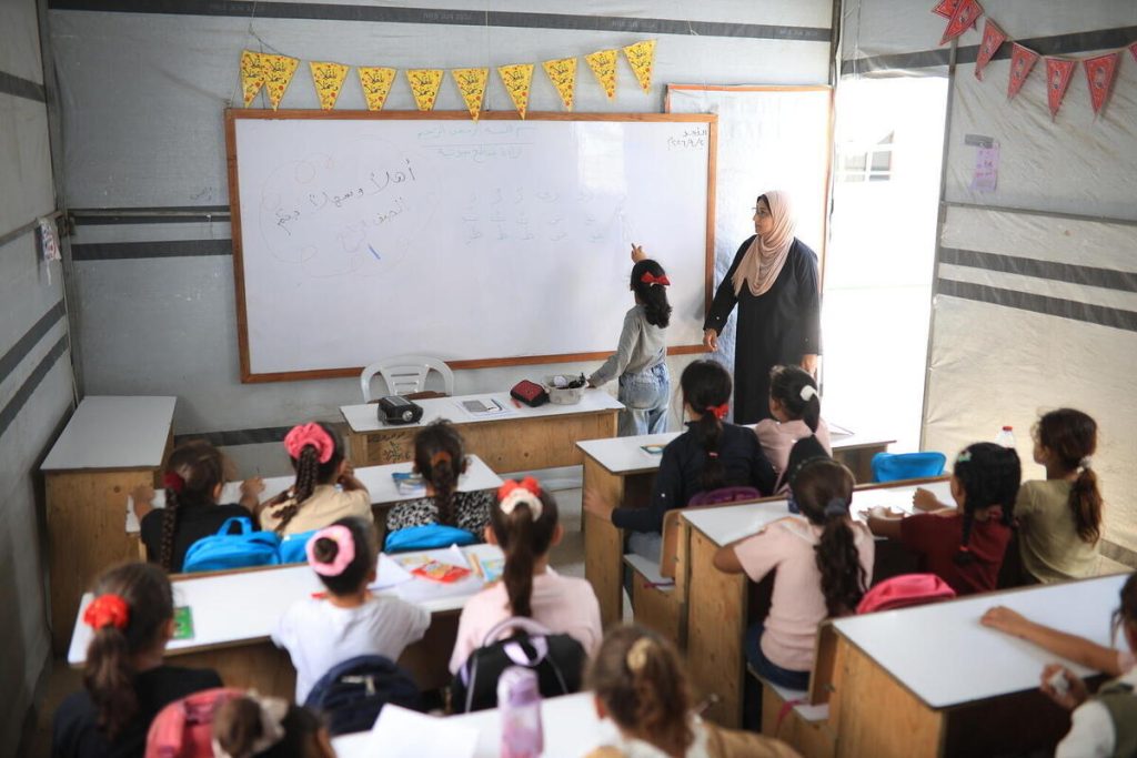 Po treh letih brez rednega formalnega pouka v živo se več kot 500.000 otrok v Gazi vrača v šolske klopi.