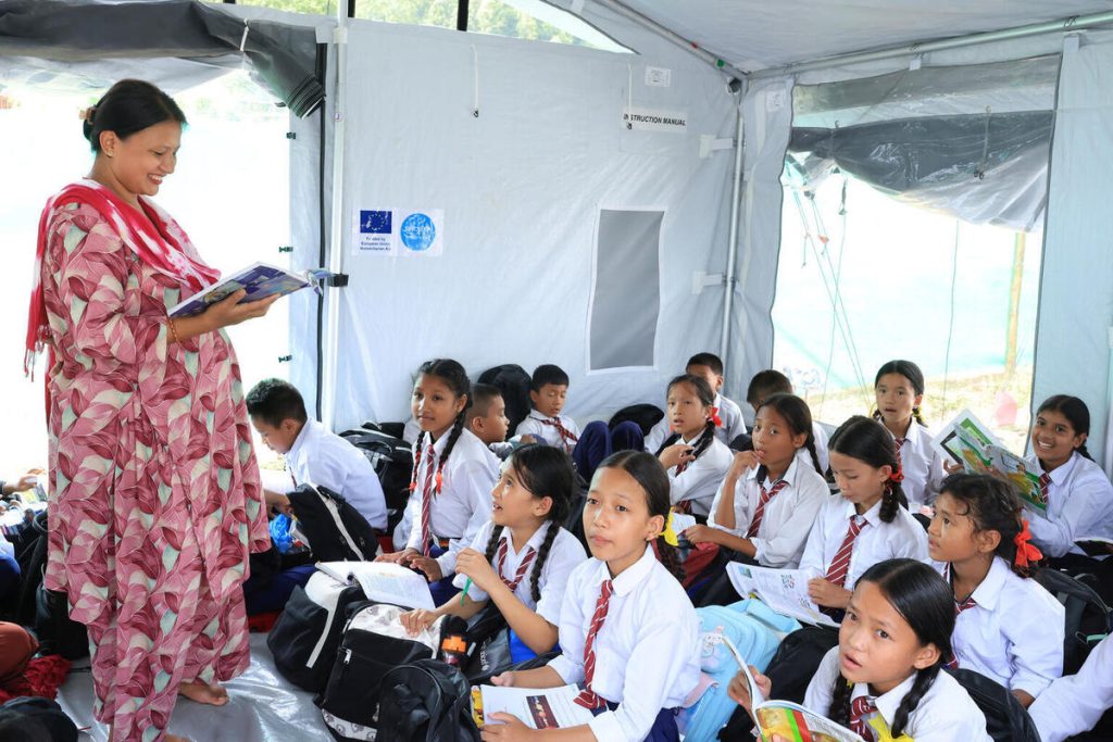 V šoli Tribhuvan Trishuli v Nuvakotu v Nepalu otroci s podporo UNICEF-a nadaljujejo z izobraževanjem.