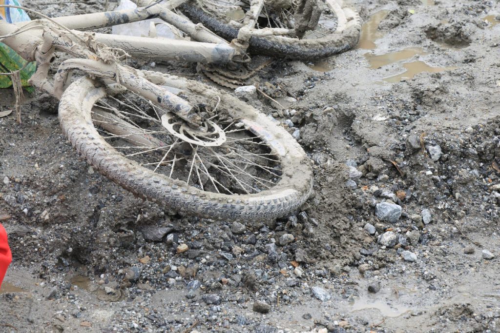 Z blatom prekrito kolo v okrožju Nuvakot, enem od območij, ki so jih nedavne poplave v Nepalu najbolj prizadele.