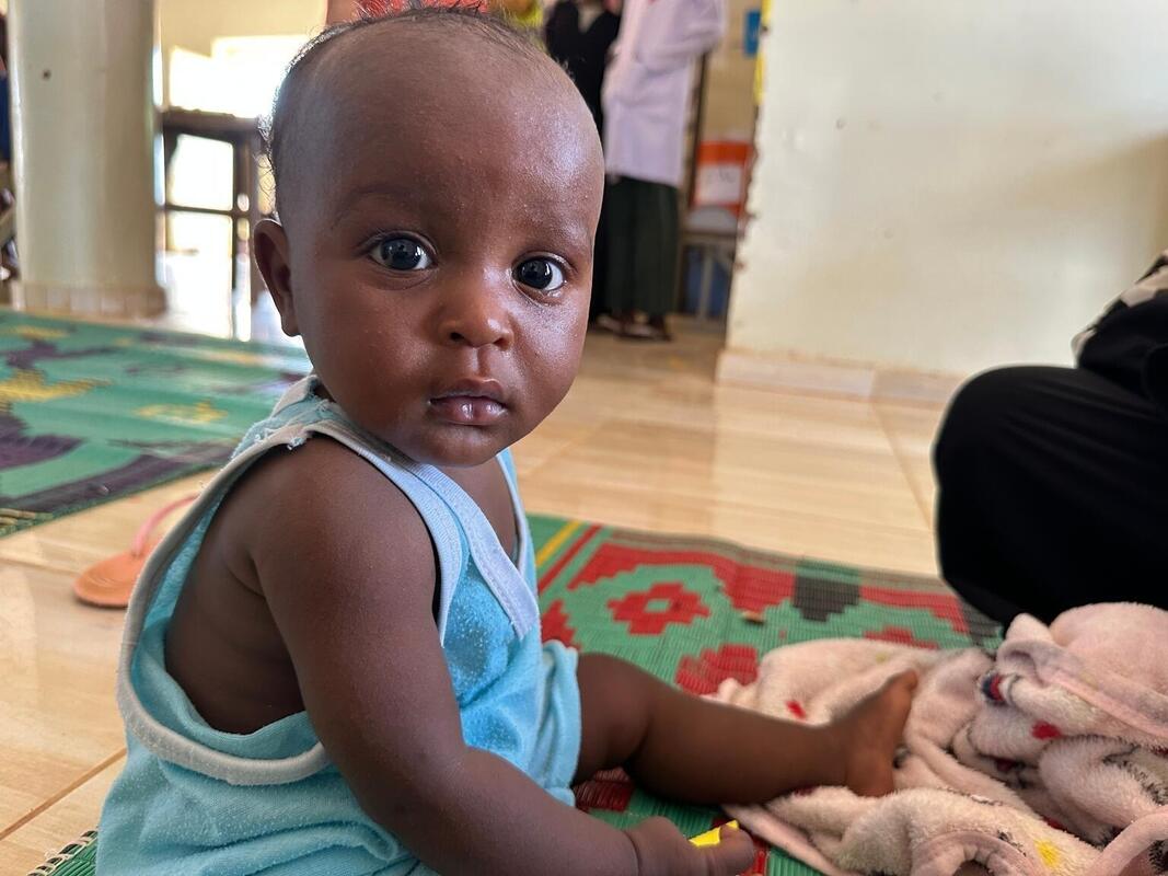 9-mesečna Layan med srečanjem o prehrani dojenčkov v kotičku za dojenje v zdravstvenem centru Bir Hamad v sudanski zvezni državi Kartum gleda v kamero.