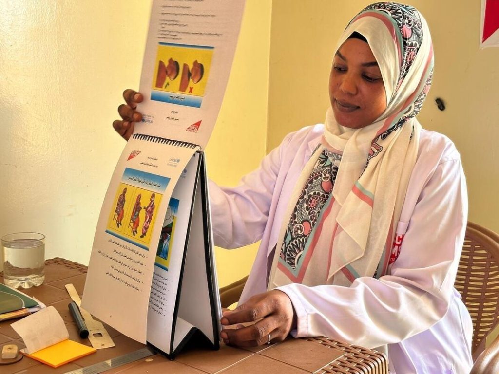 Rayan, prehranska svetovalka, se pripravlja na izvedbo svetovanja o prehrani dojenčkov v kotičku za dojenje v zdravstvenem centru Bir Hamad v sudanski zvezni državi Kartum.