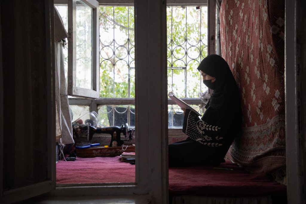15-letna Shafiqa* iz Kabula v Afganistanu se uči doma, potem ko je morala zaradi prepovedi nadaljevanja šolanja deklic prekiniti šolanje.