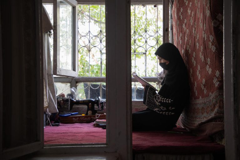 15-letna Shafiqa* iz Kabula v Afganistanu se uči doma, potem ko je morala zaradi prepovedi nadaljevanja šolanja deklic prekiniti šolanje.