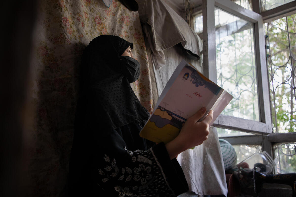 15-letna Shafiqa* iz Kabula v Afganistanu se uči doma, potem ko je morala zaradi prepovedi nadaljevanja šolanja deklic prekiniti šolanje.