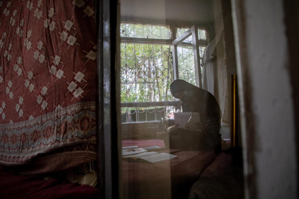 15-letna Shafiqa* iz Afganistana danes večino časa preživlja doma, kjer se uči, pomaga družini in vadi šivanje, ki se ga je naučila od mame.