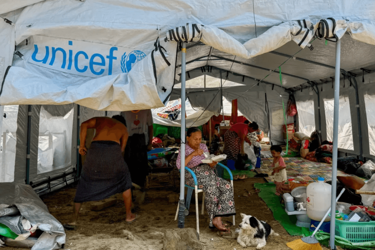 Preživeli v uničujočem potresu so se zatekli v začasni šotor, ki ga je UNICEF postavil v Mandalaju, v Mjanmaru.