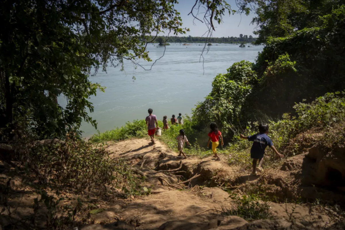 Preden so v njegovi vasi zgradili vodovodni sistem s podporo UNICEF-a, je moral 29-letni Tun Trea tudi do 10-krat na dan hoditi do brega reke Mekong, da bi prinesel vodo za svojo družino.