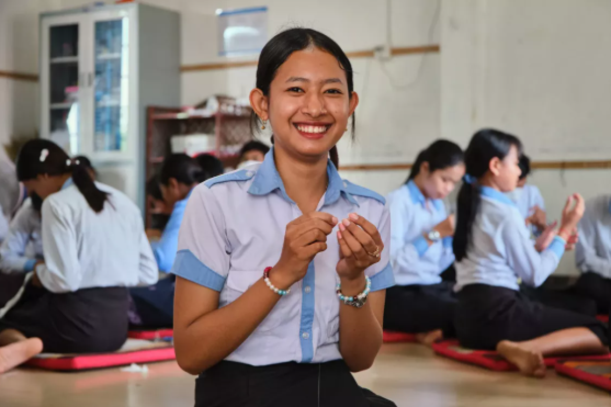 17-letna Srey Leak drži zapestnico za menstrualni cikel.