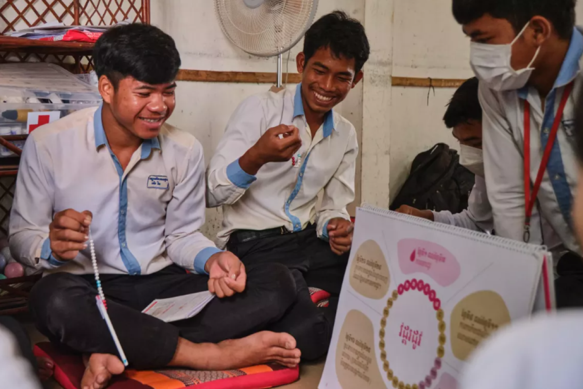 Učenci iz Kambodže se učijo o menstruaciji in menstrualni higieni.