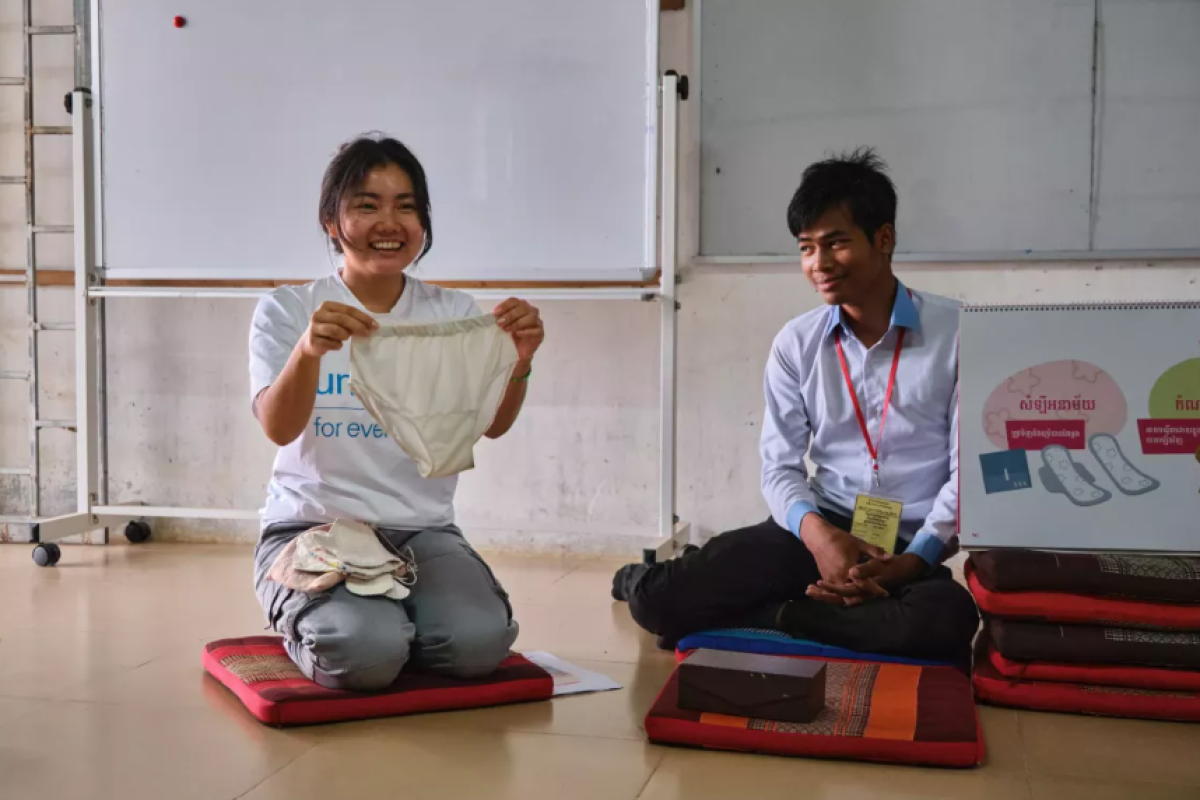 Učenci iz Kambodže se učijo o menstrualni higieni.