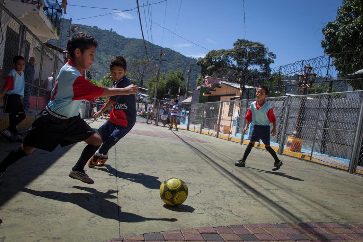 Na ulici v San Marcosu v Salvadorju dečki igrajo nogomet na obnovljenem javnem igrišču, ki ga je podprl UNICEF v sodelovanju z lokalno občino.