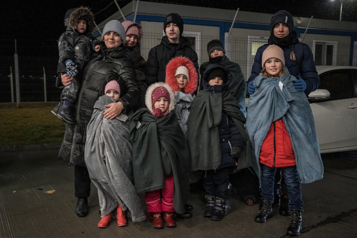 Družina z 11 otroki, ki so zaviti v odeje