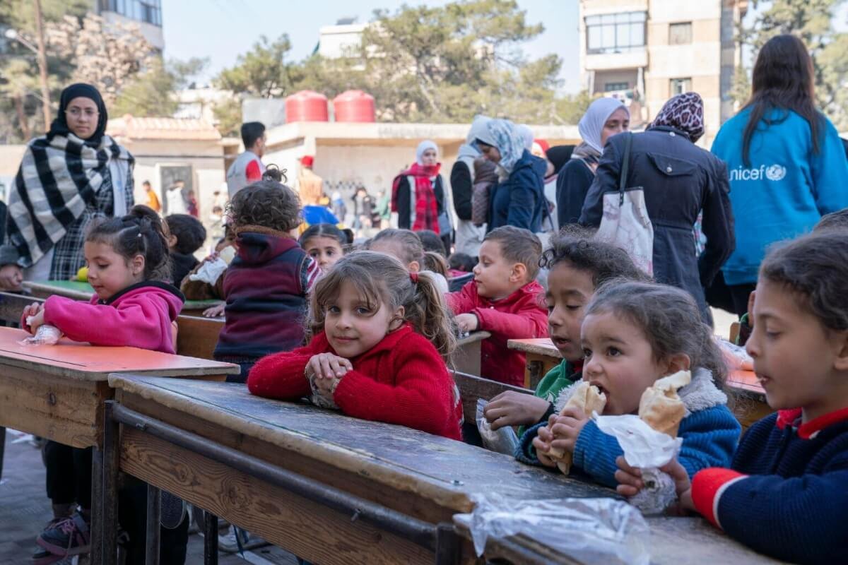 UNICEF-ova mobilna ekipa izvaja rekreacijske dejavnosti za otroke v enem od zavetišč v Alepu v Siriji, kjer prebivajo družine, ki so jih prizadeli potresi. Z različnimi aktivnostmi nudijo psihosocialno podporo in blažijo stiske otrok.
